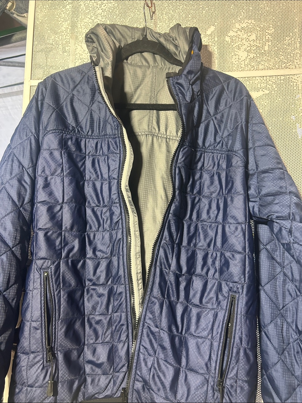 Men's Quilted Navy Puffer Jacket with Zip Pockets